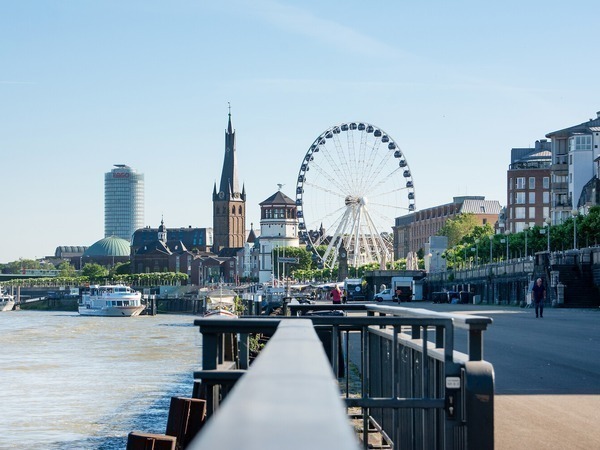 Skyline der Rheinuferpromenade