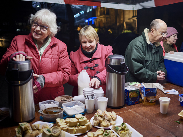 zwei Damen schütten Kaffee ein