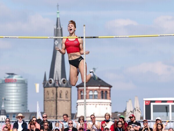 Junge Frau stellt sich ihrer Herausforderung bei Stabhochsprung